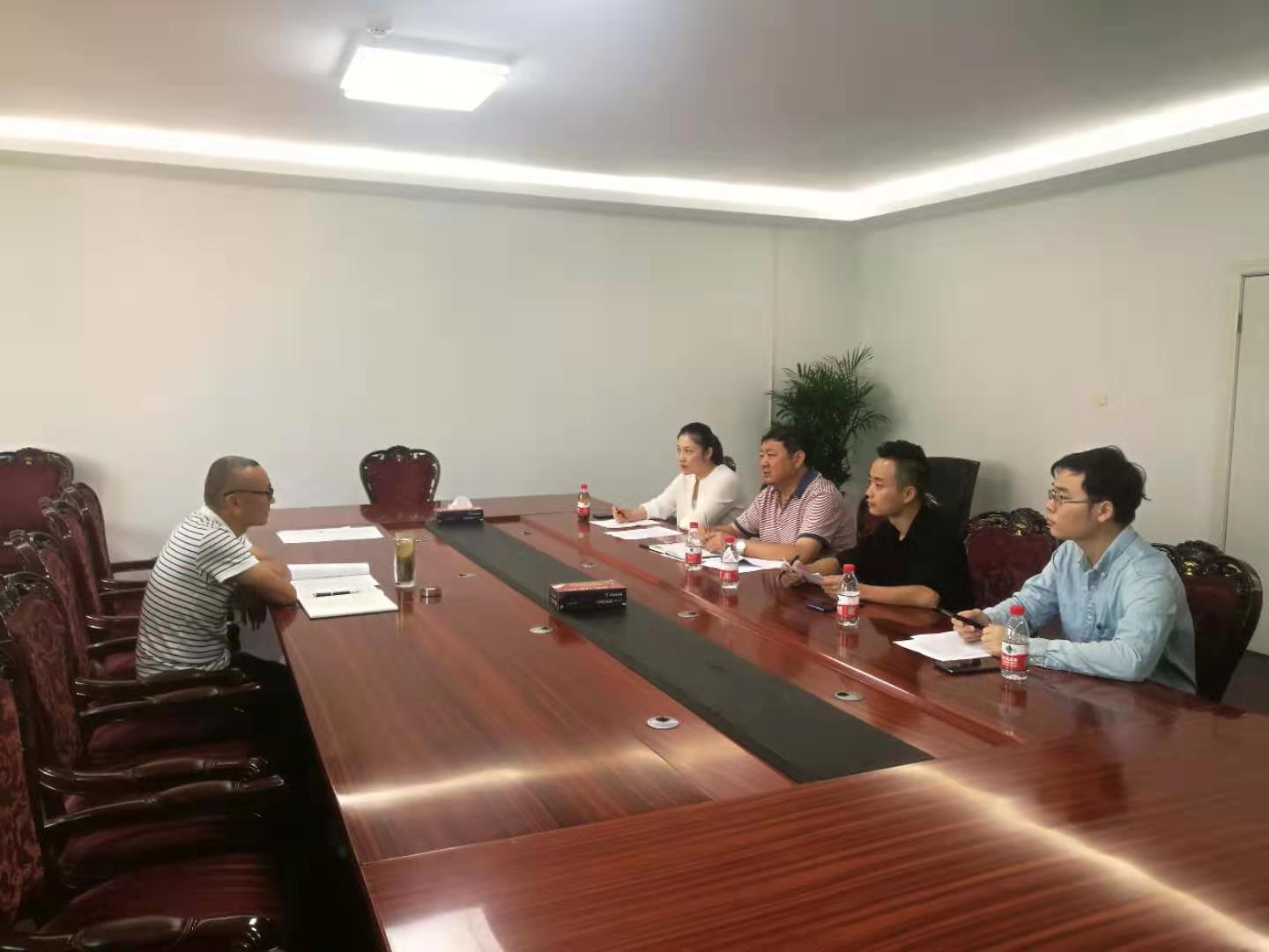 為盡快落實公租房運營管理購買服務，今天上午市安居公司總經(jīng)理陶永午與中標單位建設銀行建信公司就合同簽訂、人員配備和介入管理事宜進行商談。.jpg