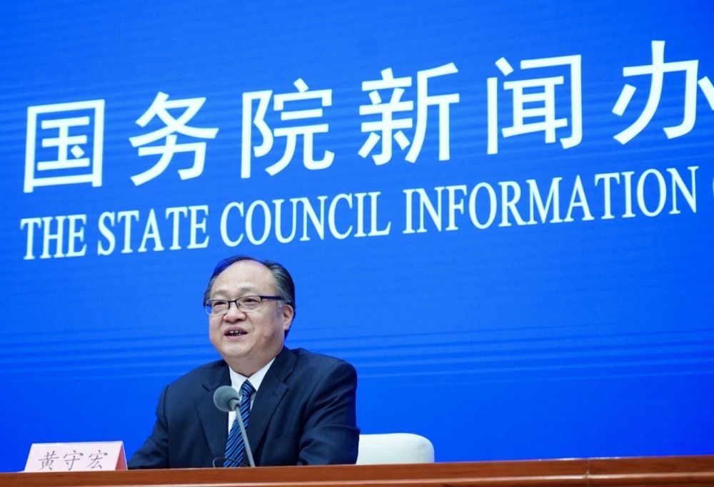 5月22日，國務(wù)院新聞辦邀請政府工作報告起草組負責人、國務(wù)院研究室主任黃守宏解讀政府工作報告有關(guān)情況。新華社記者　陳建力　攝